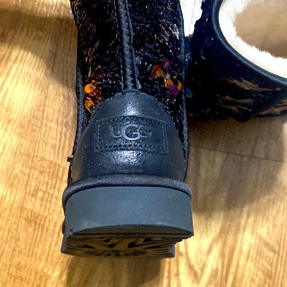 Ugg Short Sequin Boot - Picture 3 of 5